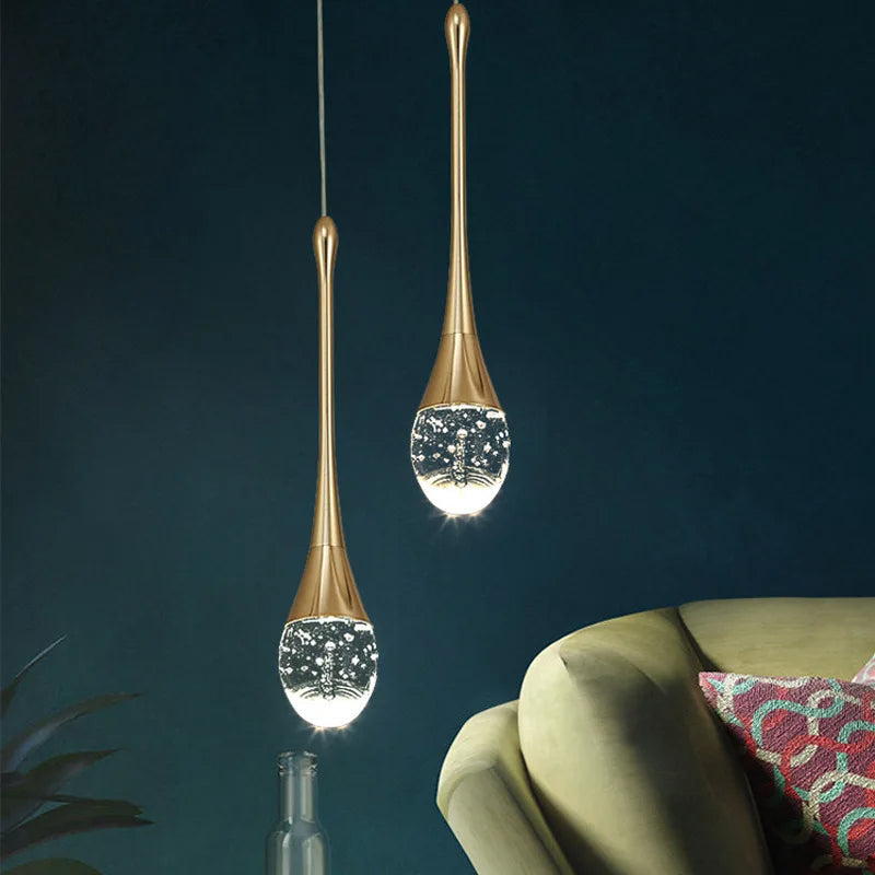 Höhenverstellbare Pendelleuchte aus Glas, moderne LED-Beleuchtung schafft ein gemütliches Ambiente.