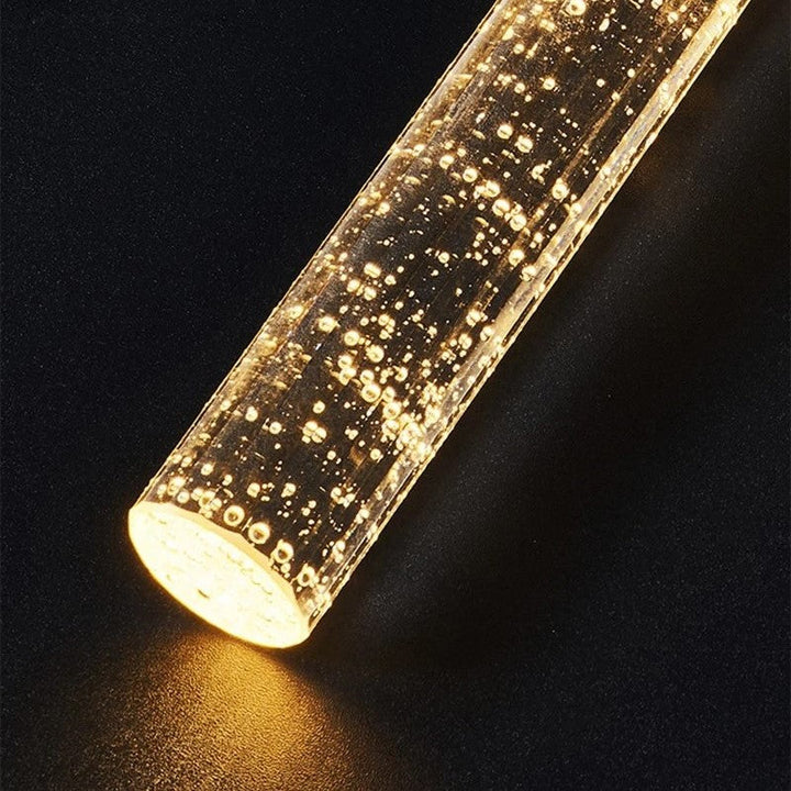Elegante Glas-Hängelampe in Zylinderform für modernes Wohnzimmer. Schafft warmes Ambiente und stilvolle Innenbeleuchtung.