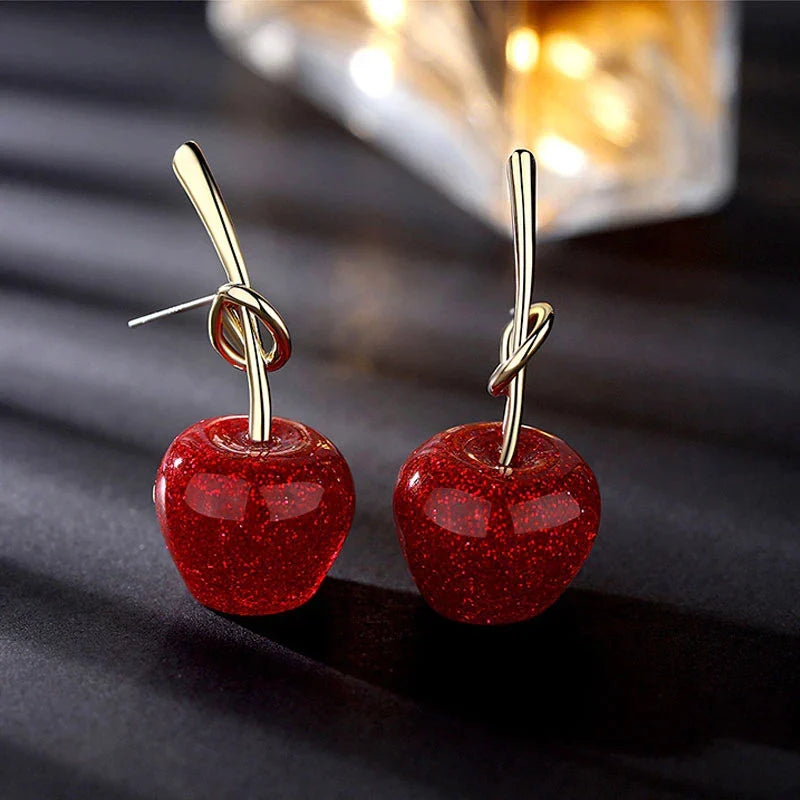 Rote Kirschenohrringe für Damen aus Silber, verspielter Modeschmuck. Perfektes Accessoire mit Pflanzenmotiv.
