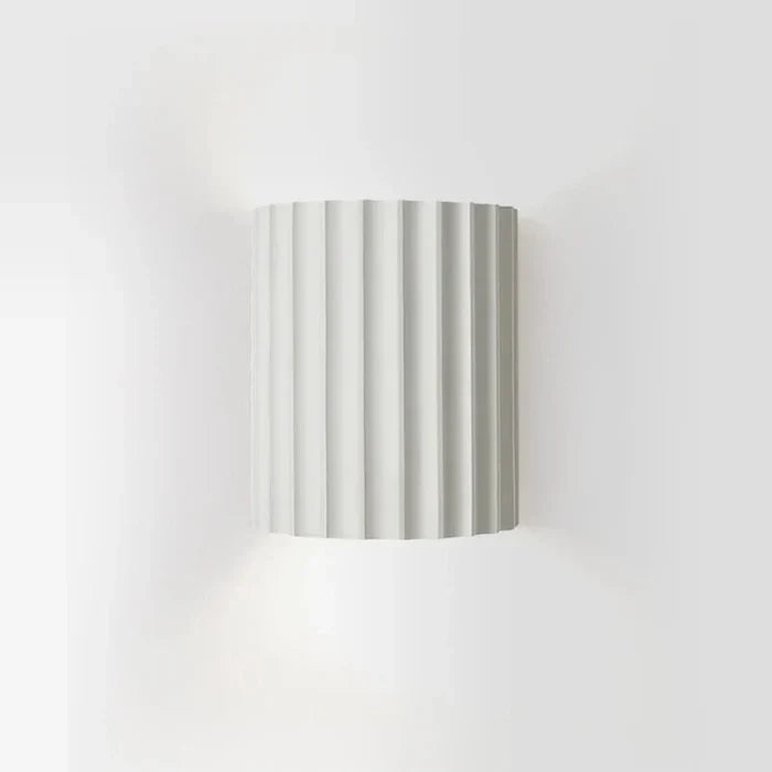 Moderne ArtisticWave Wandlampe aus Kunstharz für stilvolle Innenbeleuchtung im Wohnzimmer.