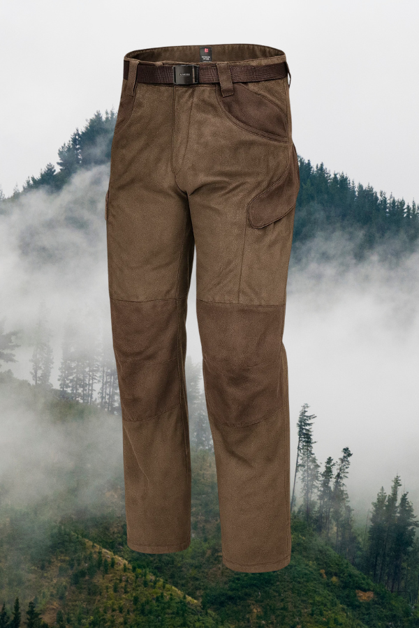 Dunkelbeige Herren Jagdhose, geräuscharm, atmungsaktiv & wasserabweisend. Perfekte Jagdbekleidung für Outdoor.