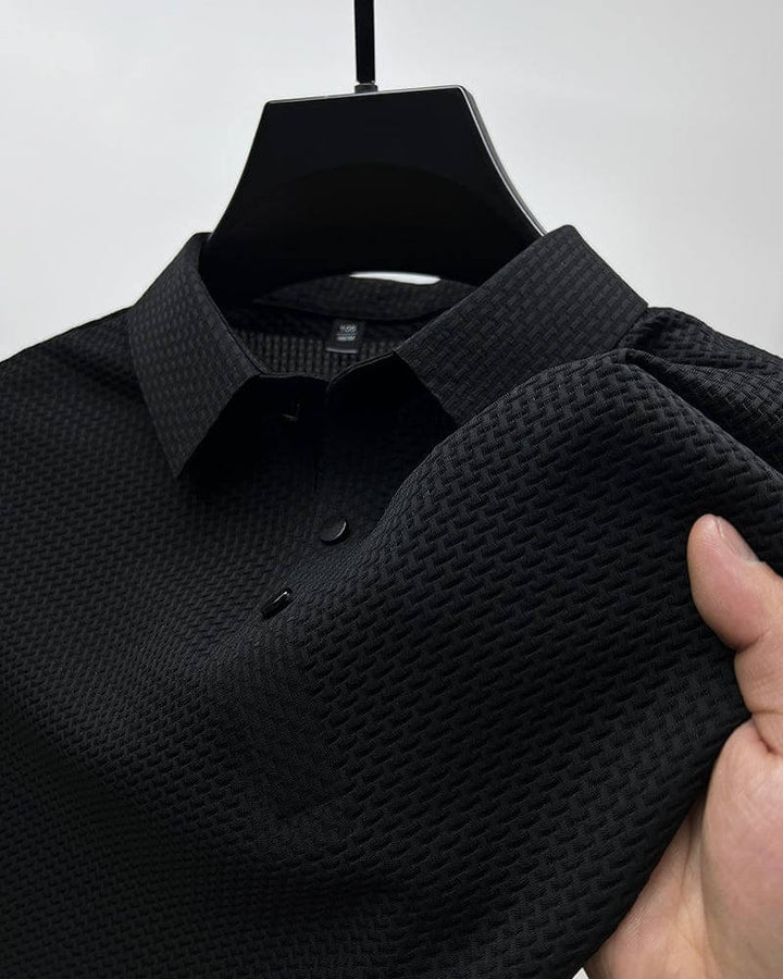 Eleganter Mann im Luxus Herren Polohemd; perfekt für stilvolle Anlässe. Atmungsaktiv und komfortabel.