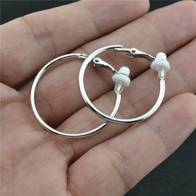 Glänzende Gold Clip Ohrringe für Frauen, Piercing-frei, als schickes und praktisches Accessoire.