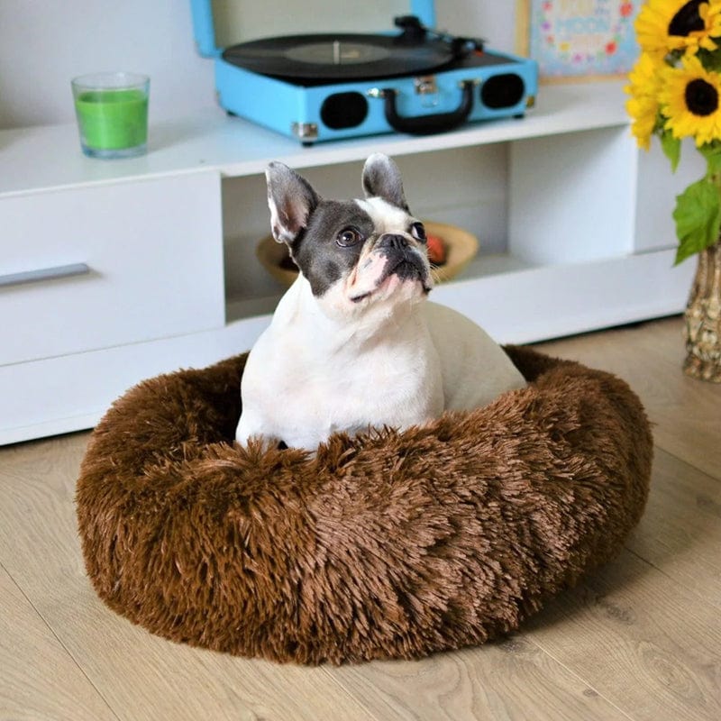 Flauschiges Tierbett, waschbar und pflegeleicht, aus veganem Kunstfell für Hunde & Katzen.
