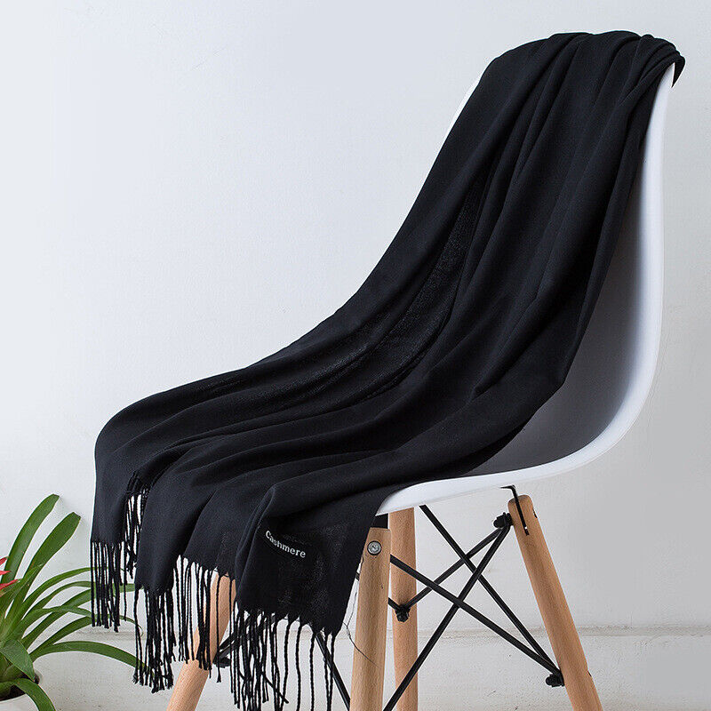Eleganter, warmer Unisex Winterschal mit Fransen in ansprechender Farbe, perfekt für kalte Tage.
