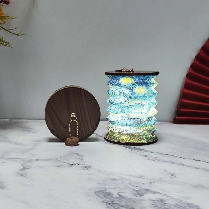 Praktische, dimmbare LED Campinglampe mit faltbarem Design. Akkubetrieben für flexible & tragbare Beleuchtung.