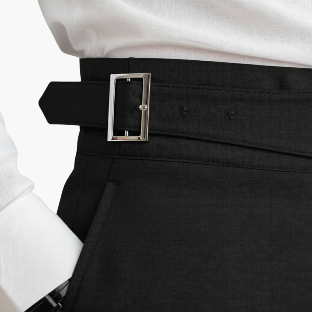 Elegante hochtaillierte Herrenhose mit Schnallverschluss und Seitentaschen, komfortabel.
