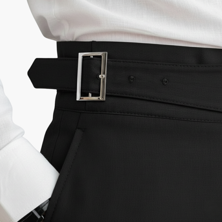 Elegante hochtaillierte Herrenhose mit Schnallverschluss und Seitentaschen, komfortabel.