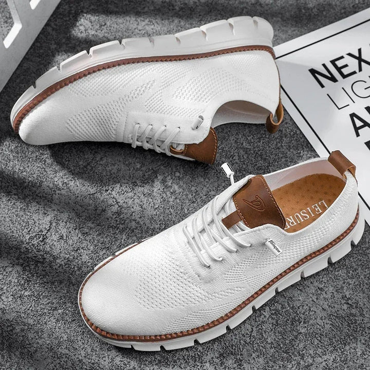 Herrenschuhe auf Parkett: Stilvolle Alltagsschuhe für Herren, atmungsaktiv & komfortabel. Perfekt für Büro & Stadtleben.