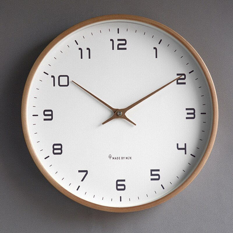 Minimalistische skandinavische Wanduhr in Braun und Creme, ideal für eine ruhige und stilvolle Inneneinrichtung.