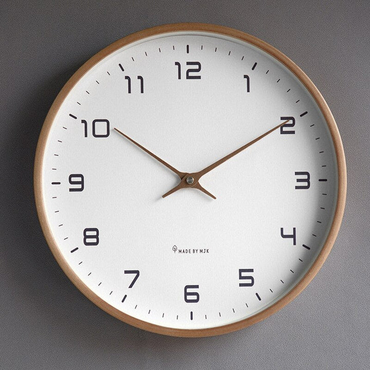 Minimalistische skandinavische Wanduhr in Braun und Creme, ideal für eine ruhige und stilvolle Inneneinrichtung.