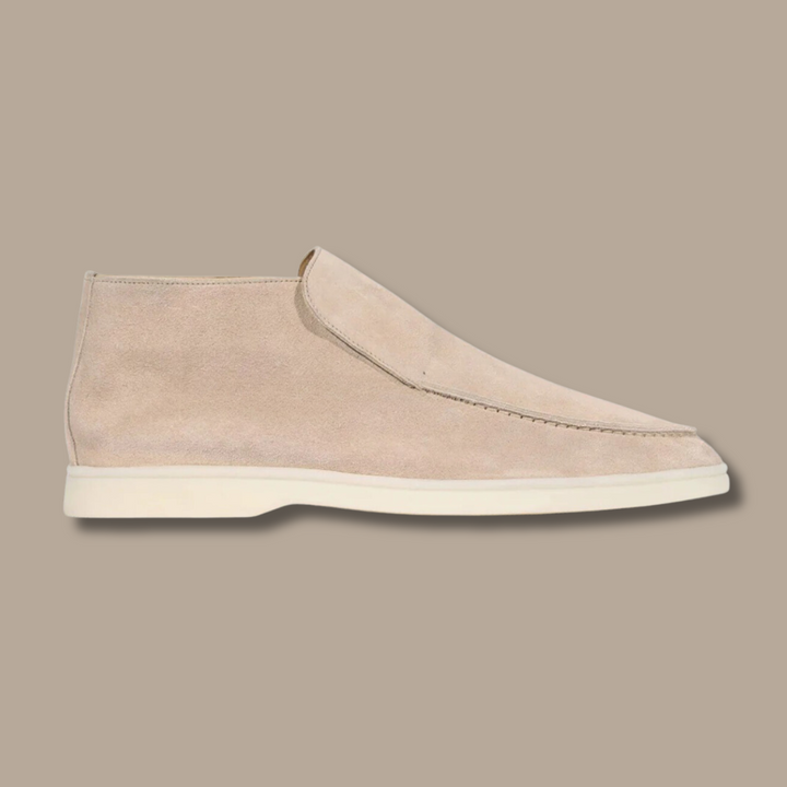 Detailansicht der hochwertigen Wildledertextur von Alden Herren Loafers, für luxuriösen Komfort.
