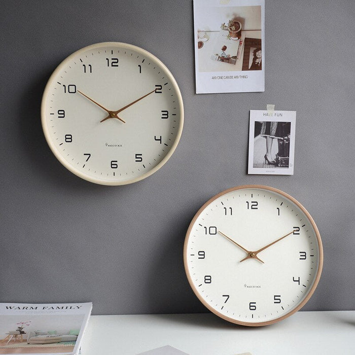 Moderne Holzwanduhr NordicTimber in Braun für stilvolles Wohnzimmer. Natürliche Holzoptik, elegant.