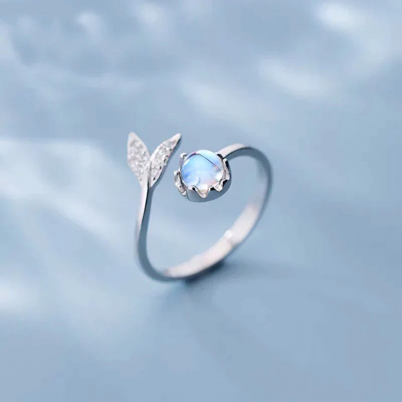 Damenring mit facettiertem Mondstein, verstellbar, aus 925er Sterlingsilber für Ausgleich & Eleganz.
