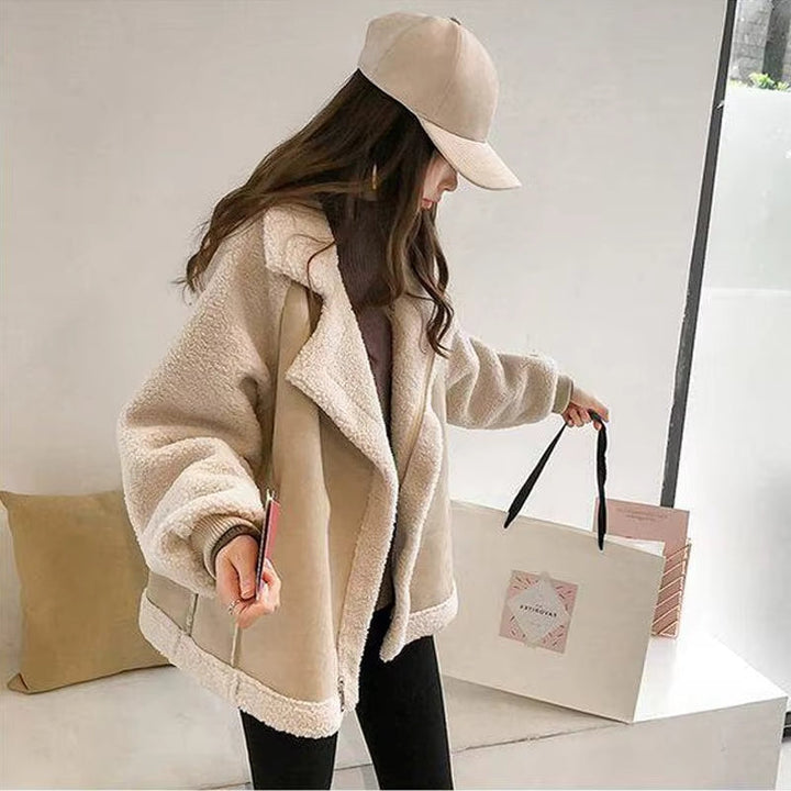 Stylisher Damen Oversized Langmantel in Braun, mit Reißverschluss, kombiniert mit casual Outfit für Herbst/Winter.