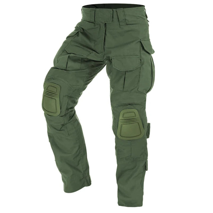 Nahaufnahme des robusten Stoffes und der Nähte der Herren Outdoorhose mit Knieschutz.