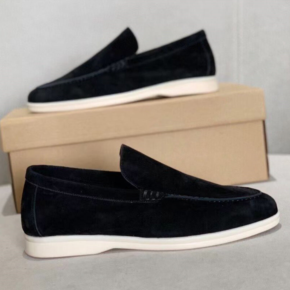 Geschmeidige Herren Loafers, eine moderne Interpretation des klassischen Slippers für Stil und Komfort.