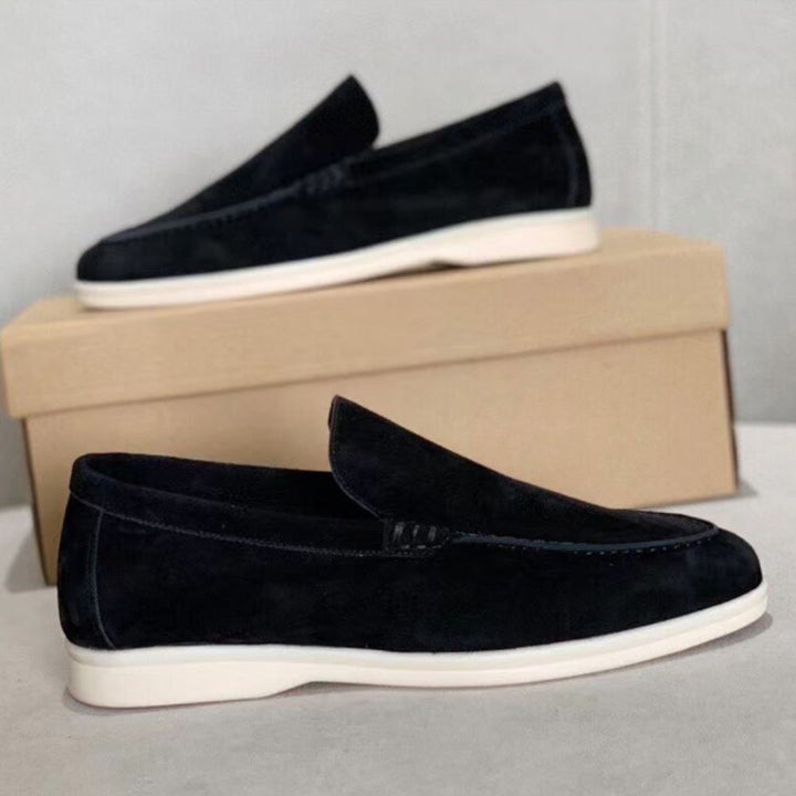 Geschmeidige Herren Loafers, eine moderne Interpretation des klassischen Slippers für Stil und Komfort.