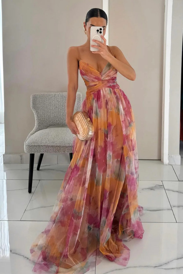 Elegantes Damen Falten-Maxi-Kleid in Orange für sommerliche Anlässe. Modisches und bequemes Freizeitkleid.