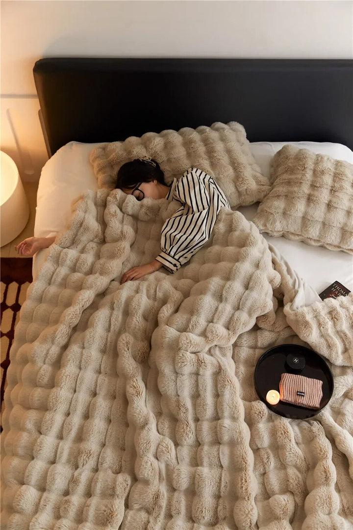Weiche Plüschdecke für gemütliche Stunden, ganzjährig warm und bequem.