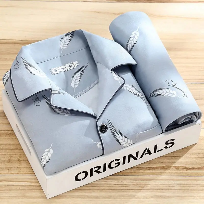 Gemütliches Herren Pyjama-Set gestreift, zweiteilig, idealer Schlafanzug für ganzjährige Entspannung.