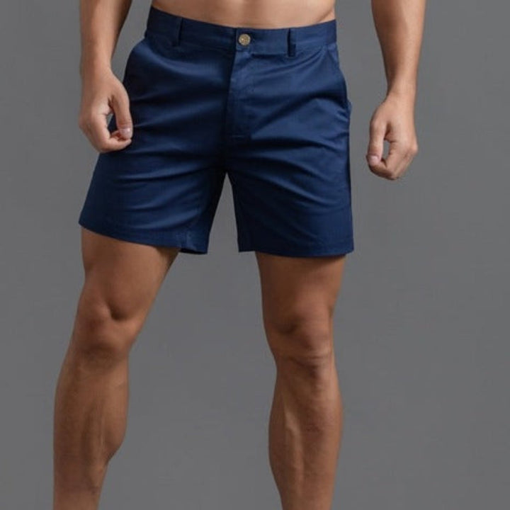 Detaillansicht der Herren Slim-Fit Chino-Shorts mit praktischen Taschen. Hochwertige Sommer-Kurzmode für Männer.