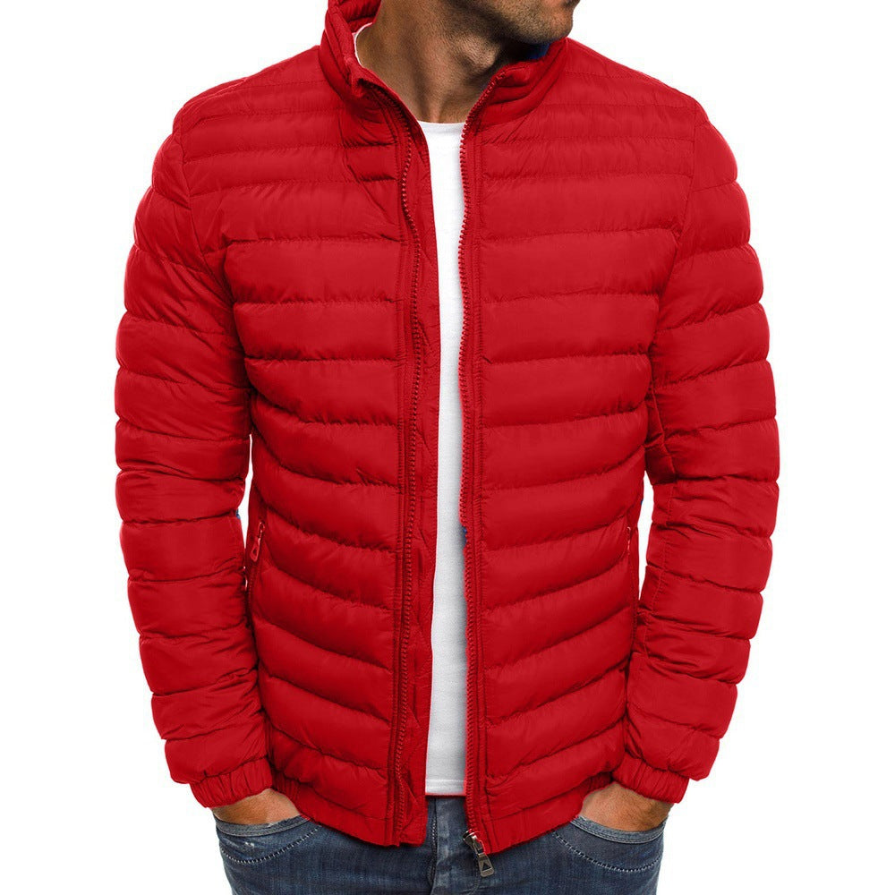 Stilvolle Herren Pufferjacke in Dunkelblau, getragen von Model. Warme Steppjacke für Outdoor, Herbst & Winter.