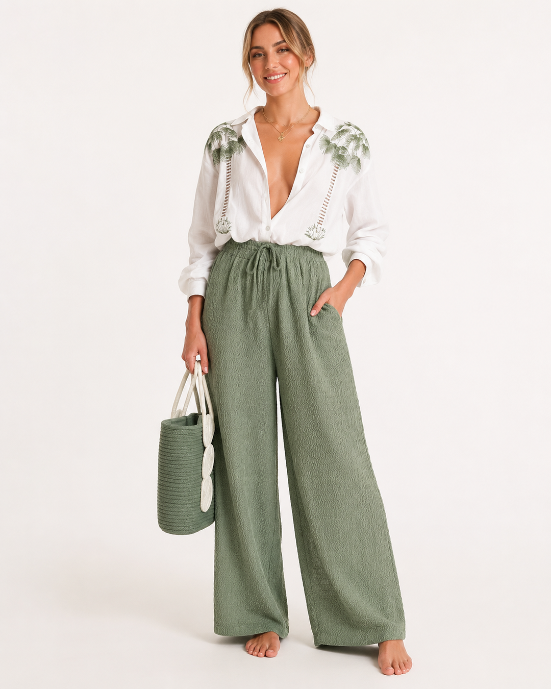 Stylischer Damen Zweiteiler: Langarm-Bluse und passende Hose mit floralem Print für sommerliche Eleganz.