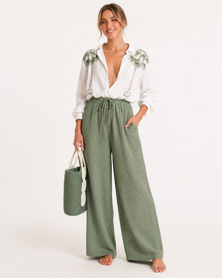 Stylischer Damen Zweiteiler: Langarm-Bluse und passende Hose mit floralem Print für sommerliche Eleganz.