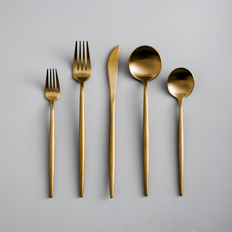 Minimalistisches Besteckset PureSet aus mattem Edelstahl für moderne Tischkultur.