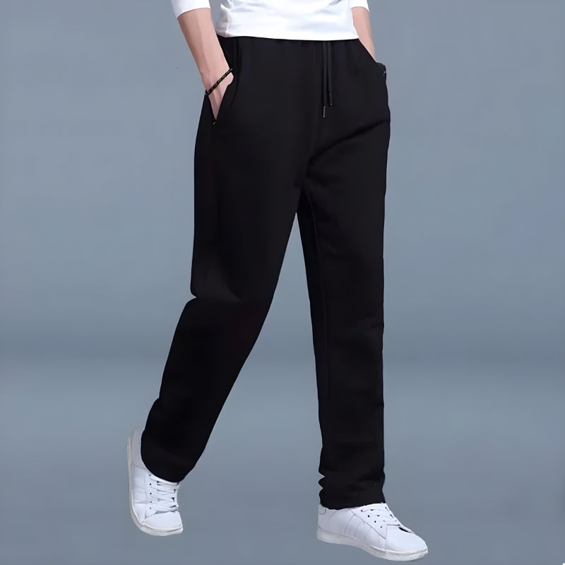 Bequeme Herren Jogginghose in modernem Athleisure Stil. Ideal für Alltag, Sport & Entspannung.