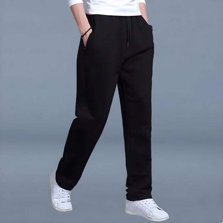 Bequeme Herren Jogginghose in modernem Athleisure Stil. Ideal für Alltag, Sport & Entspannung.