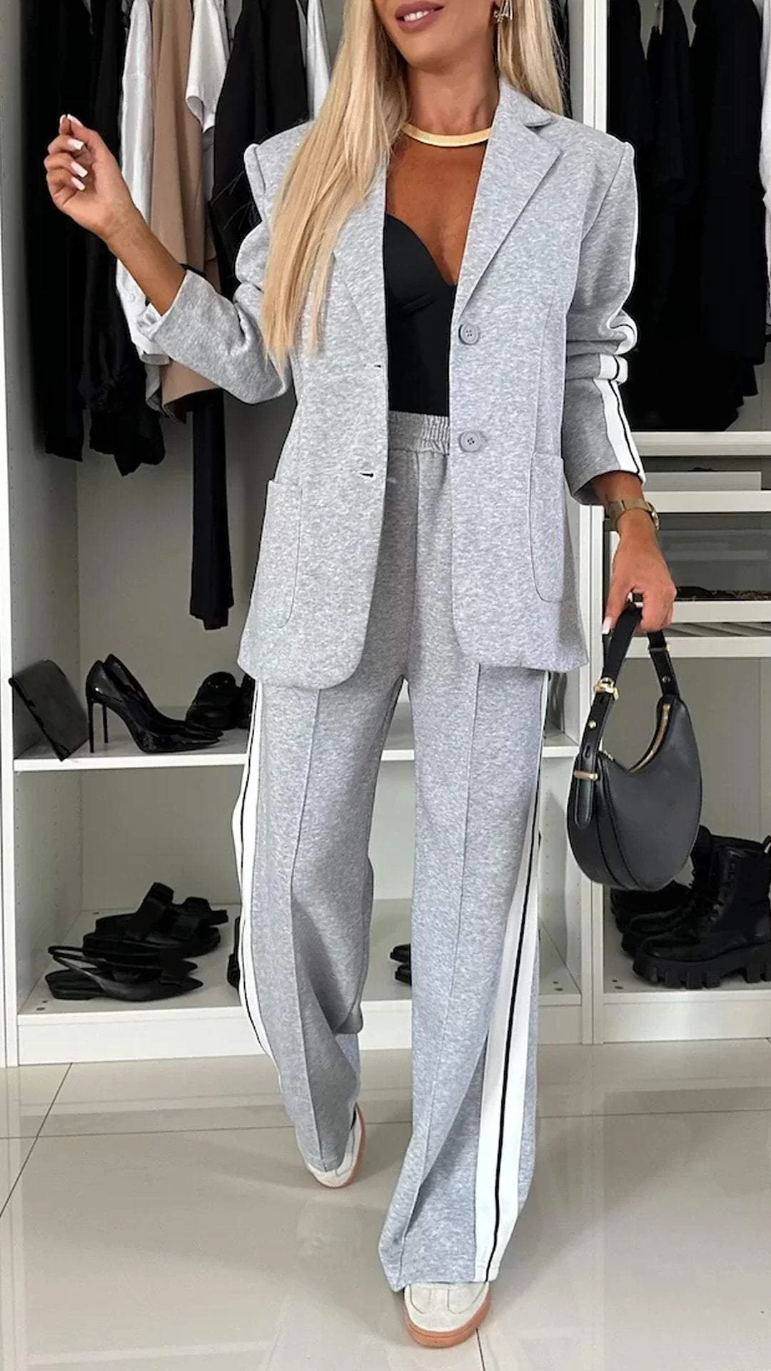 Damen Zweiteiler mit stilvollem Reverskragen. Eleganter Freizeitanzug, perfekt für Büro und entspannte Anlässe.
