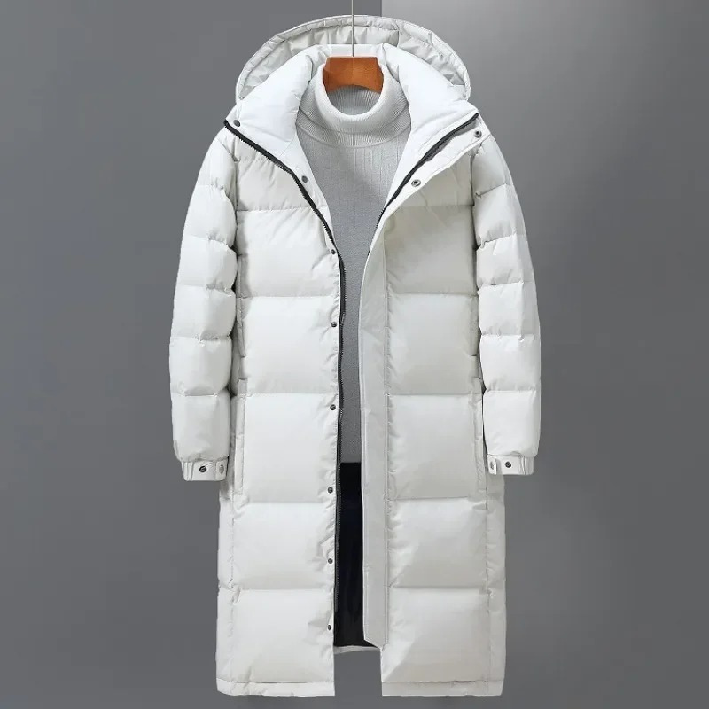 Schwarzer Herren Steppmantel mit Kapuze. Lange, warme Winterjacke für ultimativen Schutz & stilvolle Outdoor-Herrenmode.