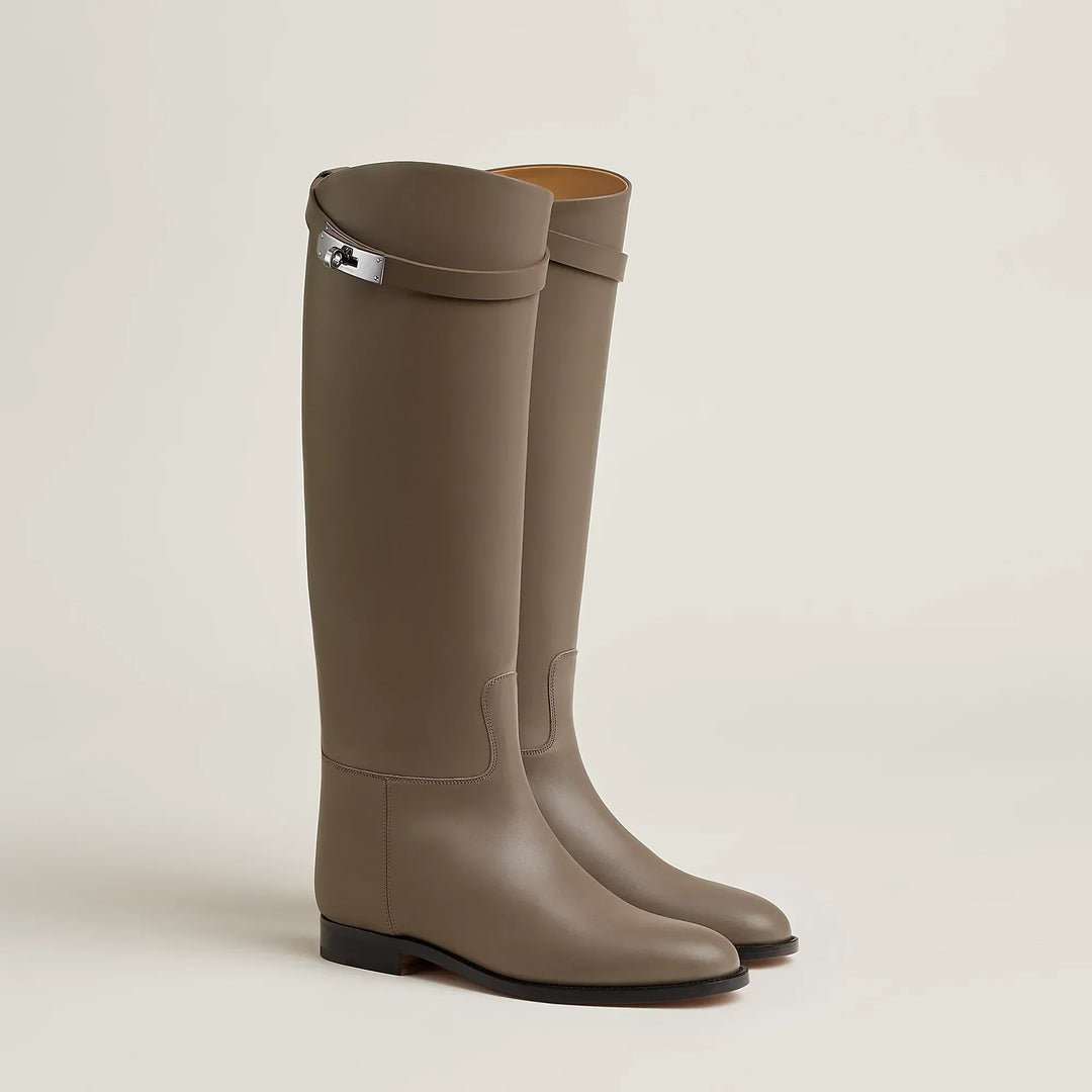 Seitenansicht: Komfortable schwarze Damen Stiefel im Reitstil. Robust & elegant für den ganzen Tag.