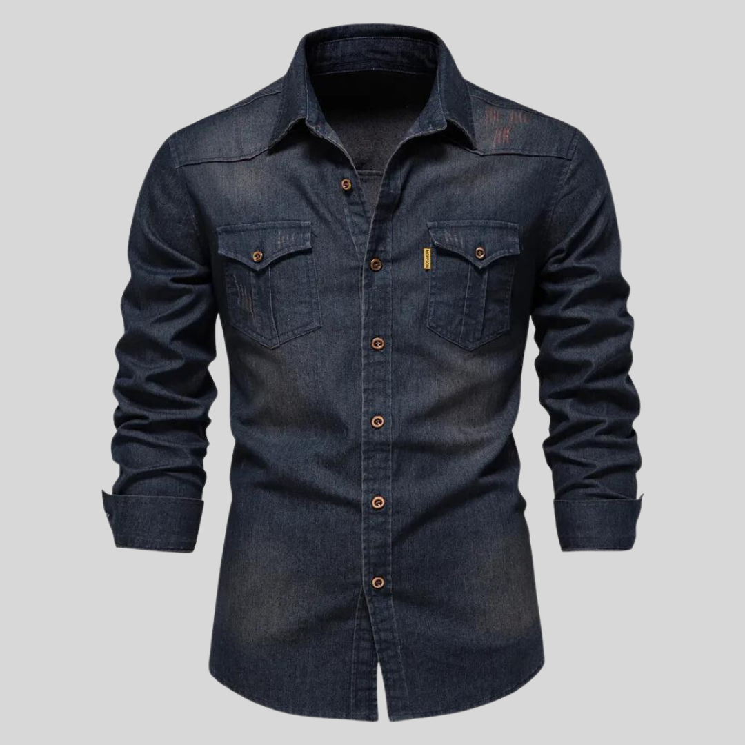 Klassisches Herren Jeanshemd mit langen Ärmeln und Knopfleiste in mittlerem Blau; ideal für Casual & Smart-Casual Looks.