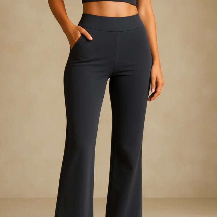 Schwarze Damen Stretchhose im Slim Fit. Moderne Bürohose mit dehnbarem Bund und praktischen Seitentaschen.