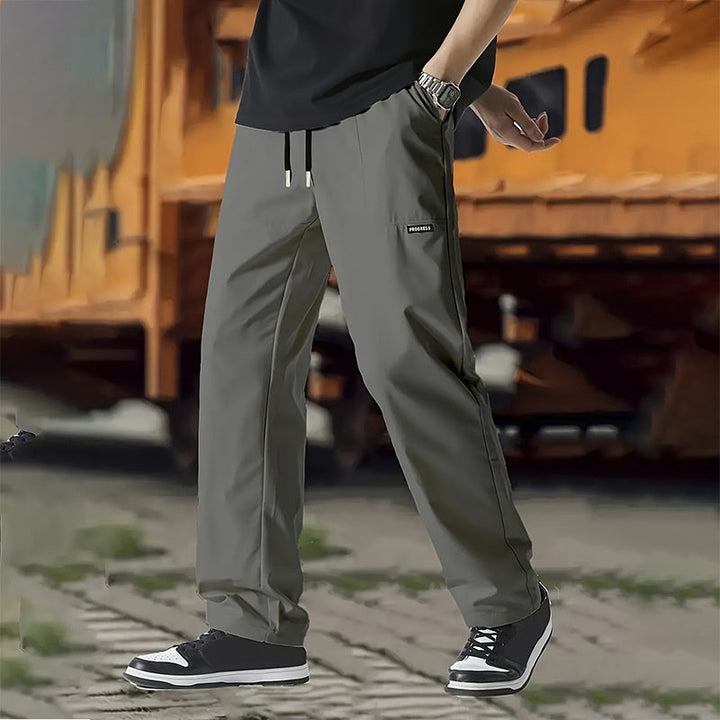 Stilvolle Herren Freizeithose mit geradem Schnitt, vielseitig für Streetwear und Alltag, locker.