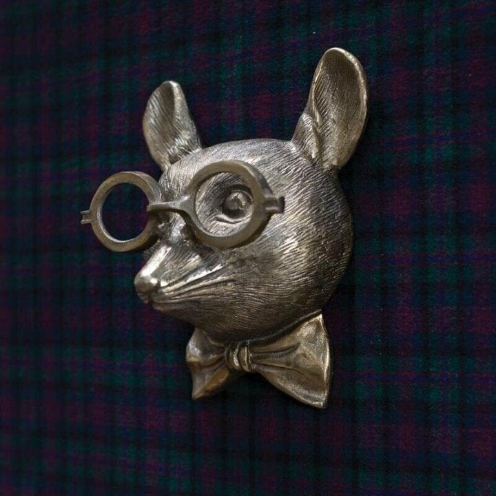 Charmante Tierkopf-Wanddekoration aus Resin, handbemalt, bringt Humor ins Wohnzimmer.