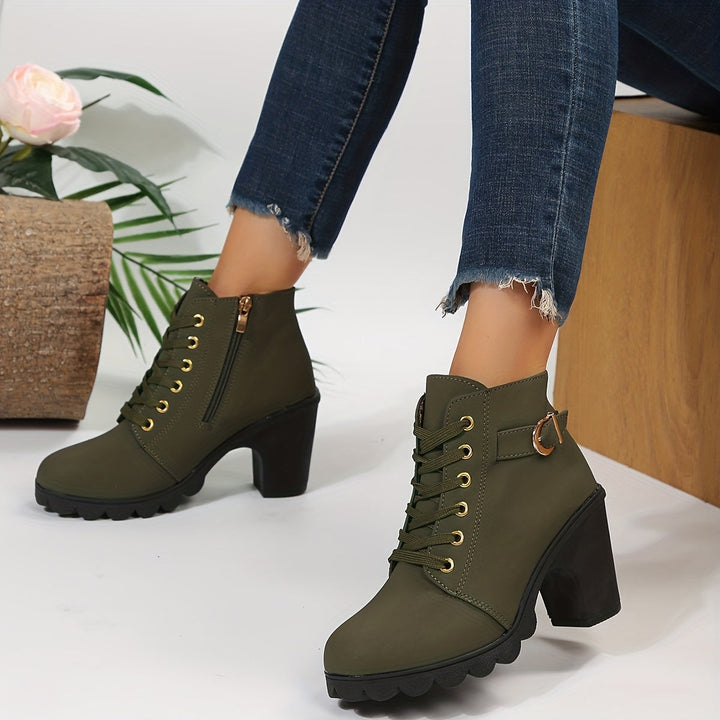 Seitliche Ansicht der schwarzen orthopädischen Damen Stiefeletten mit bequemer Sohle für Herbst und Winter.