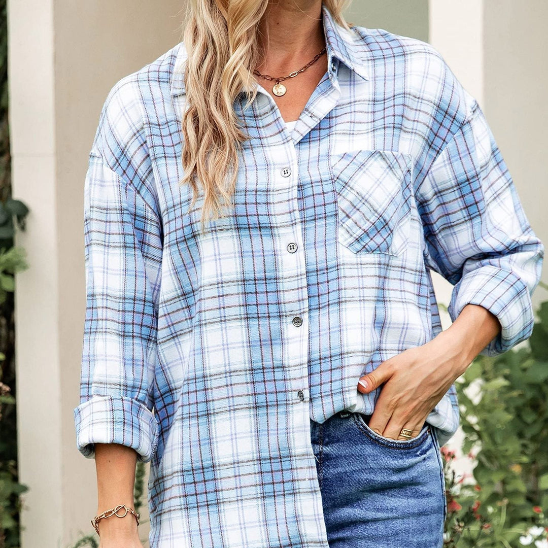 Vielseitige karierte Damenbluse mit langen Ärmeln, ideal für Freizeitlooks.