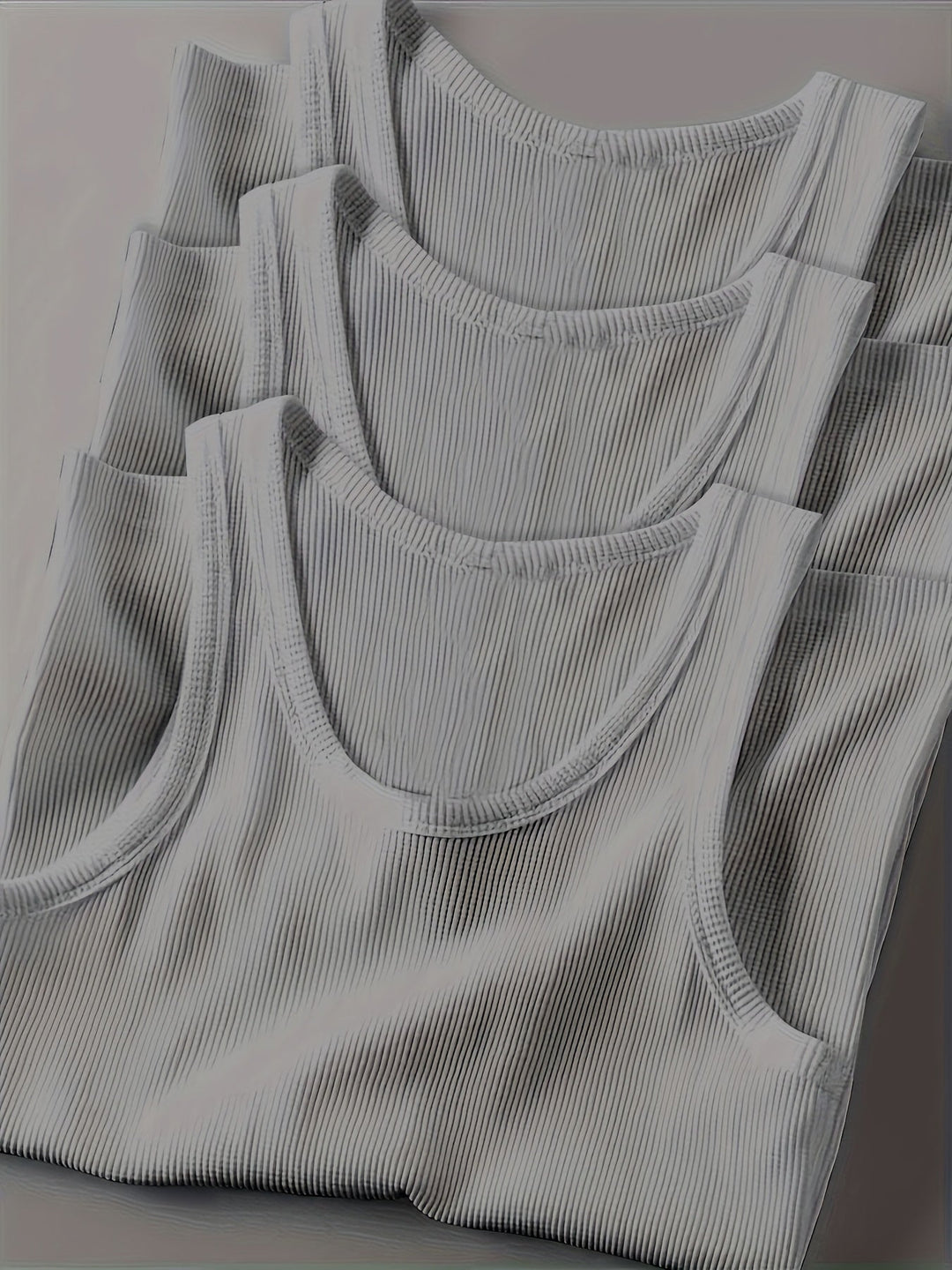 Modernes Herren Tanktop Set mit Rippstruktur, klassisch geschnitten, perfekte Sport-Activewear.