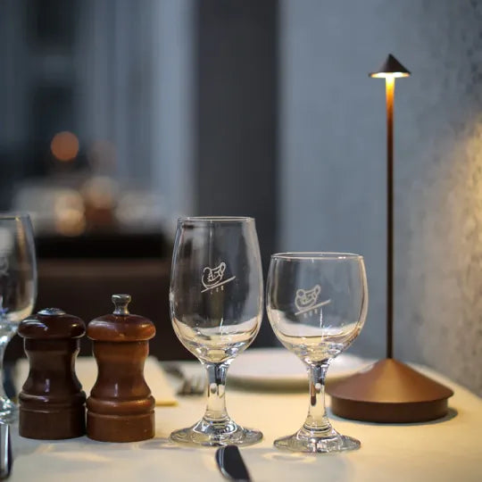 Kompakte kabellose LED-Leuchte, modernes Design, spendet warmes Licht drinnen & draußen.