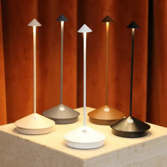 Moderne LED-Akku-Lampe, dimmbar & tragbar, für flexible Beleuchtung im Haus & Garten.