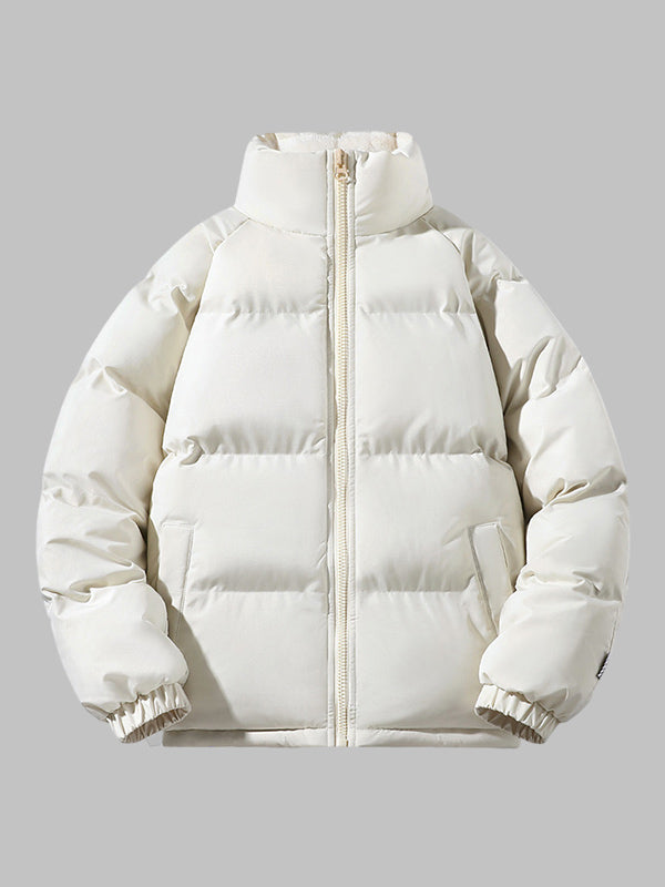 Mann trägt bequeme Arlo Pufferjacke, perfekt für Outdoor und Freizeit im Winter.