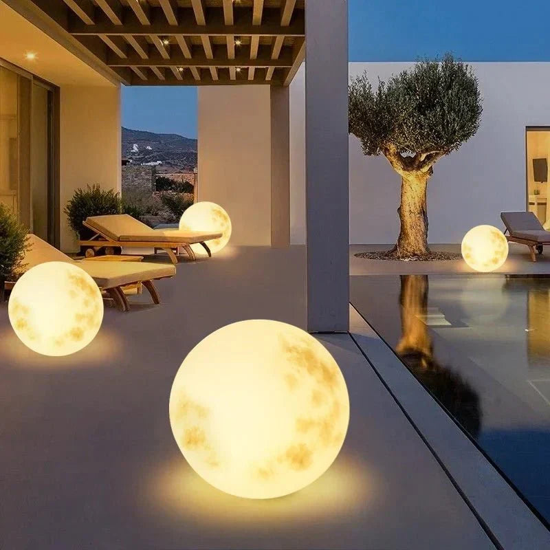 Dekorative LunaGlow Mondlicht Gartenlampe als LED-Stimmungslicht; schafft magische Atmosphäre in Ihrem Garten.