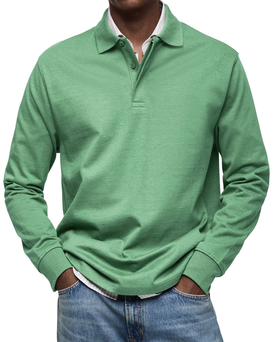 Rückenansicht des Herren Langarm-Poloshirts, zeigt die hochwertige Verarbeitung und Passform des Oberteils.