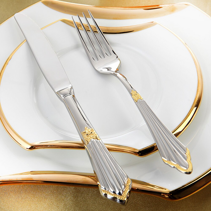Nahaufnahme eines goldfarbenen Edelstahlmessers aus dem 24-tlg. GlowCut Besteckset, elegant und modern.