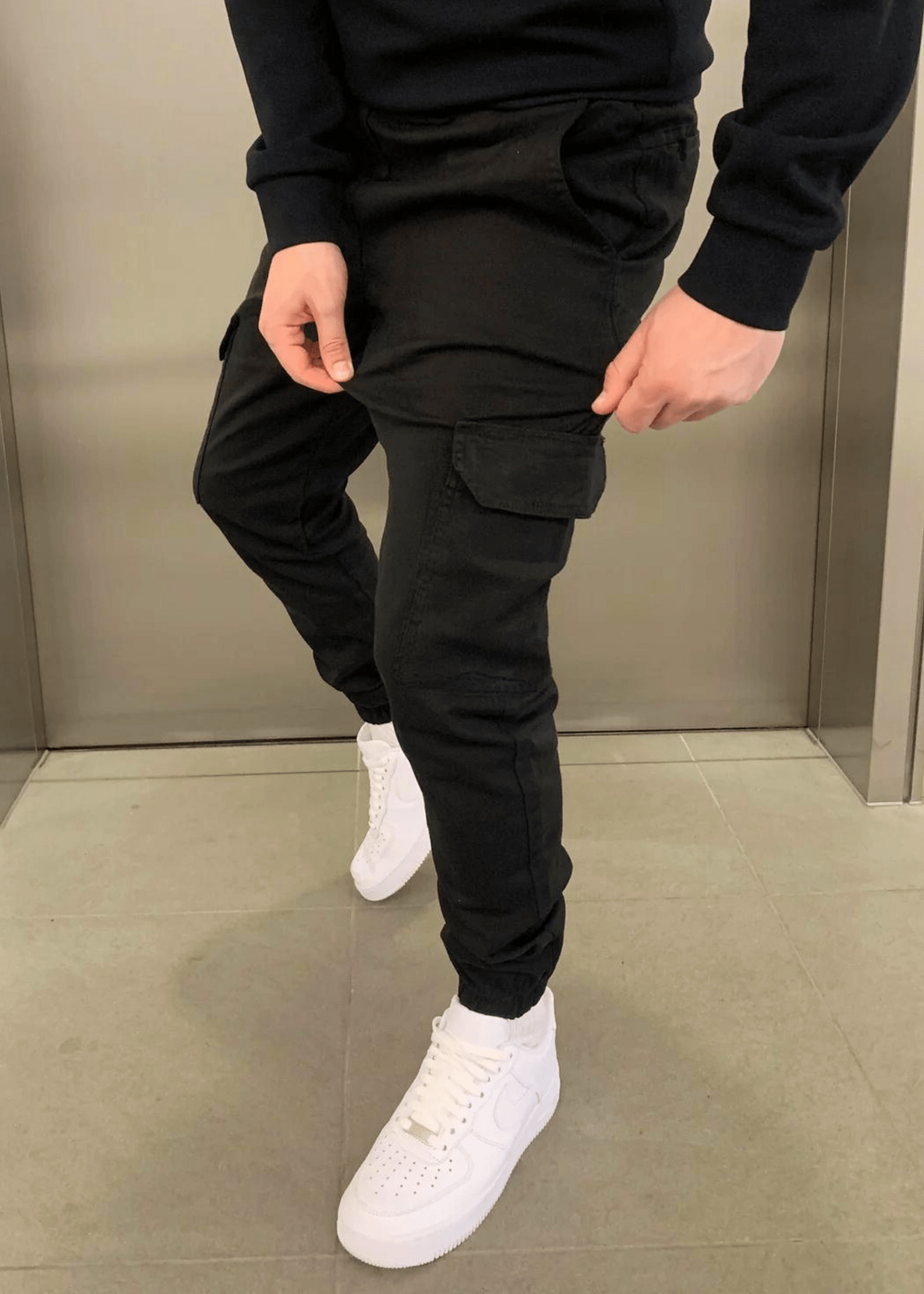 Model beim Sport in Cargo-Jogginghose: Funktionale Herren Hose, flexibel & sportlich. Bietet Komfort bei jeder Bewegung.