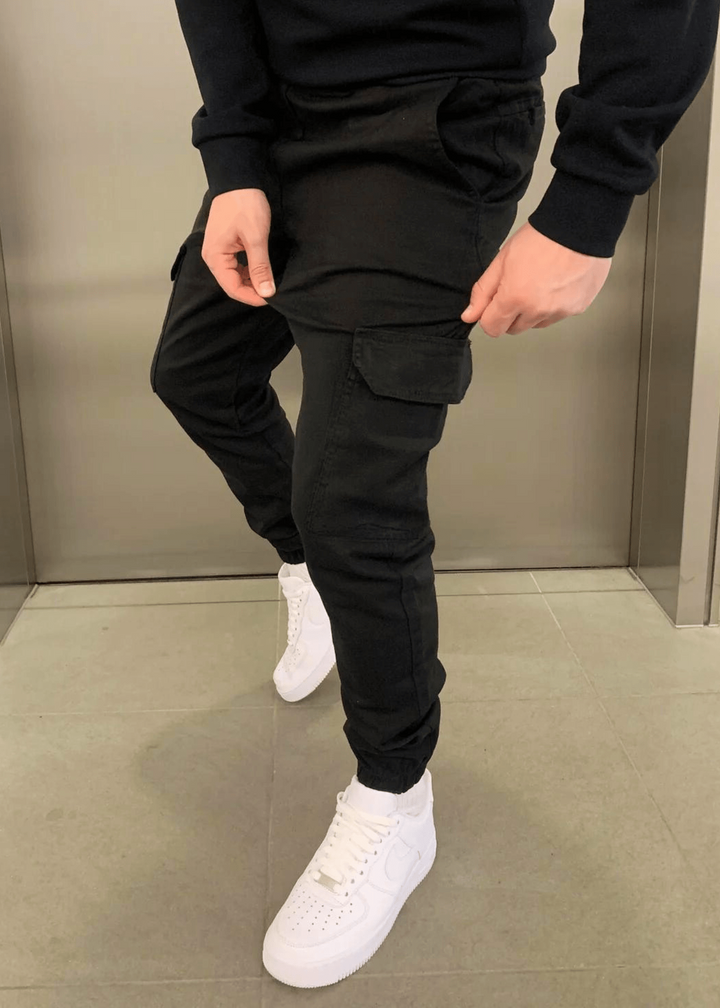 Model beim Sport in Cargo-Jogginghose: Funktionale Herren Hose, flexibel & sportlich. Bietet Komfort bei jeder Bewegung.